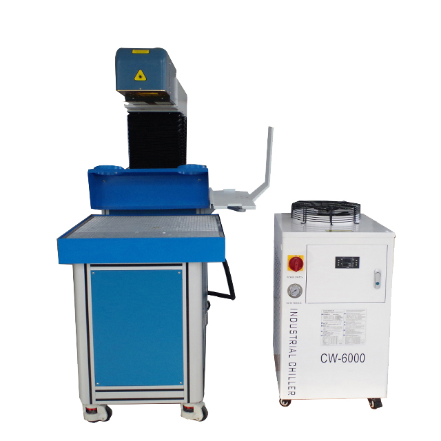 3D Dynamic Focus 120 W 200 W 300 W CO2-Laser-Markierungsschneidemaschine zum Abziehen der Farbschicht von Edelstahlbechern